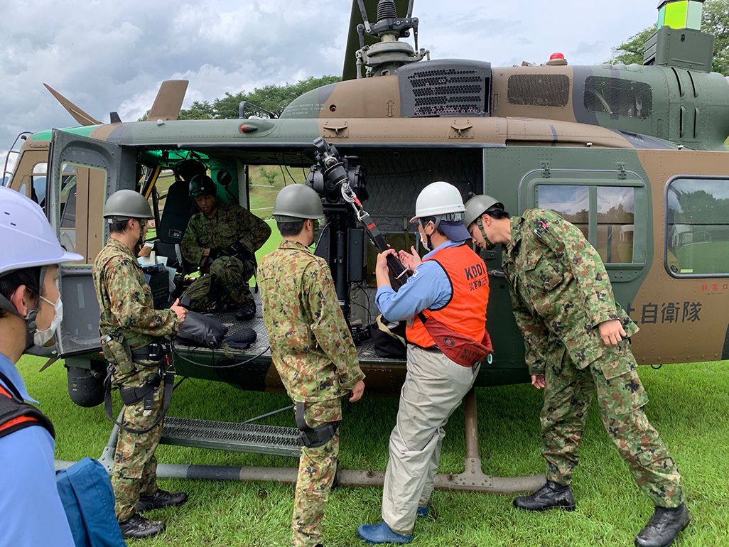 自衛隊ヘリから降下も 7月豪雨災害に対応したKDDIの基地局復旧